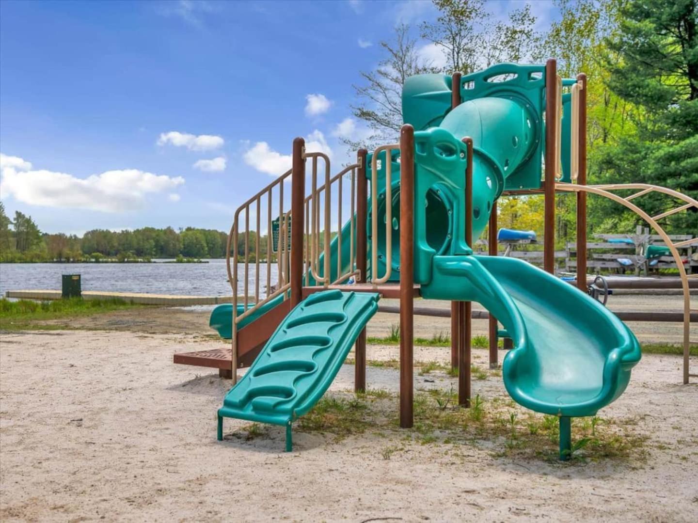 Chalé Lake, Movie Theater, Hot Tub, Arcade Gouldsboro