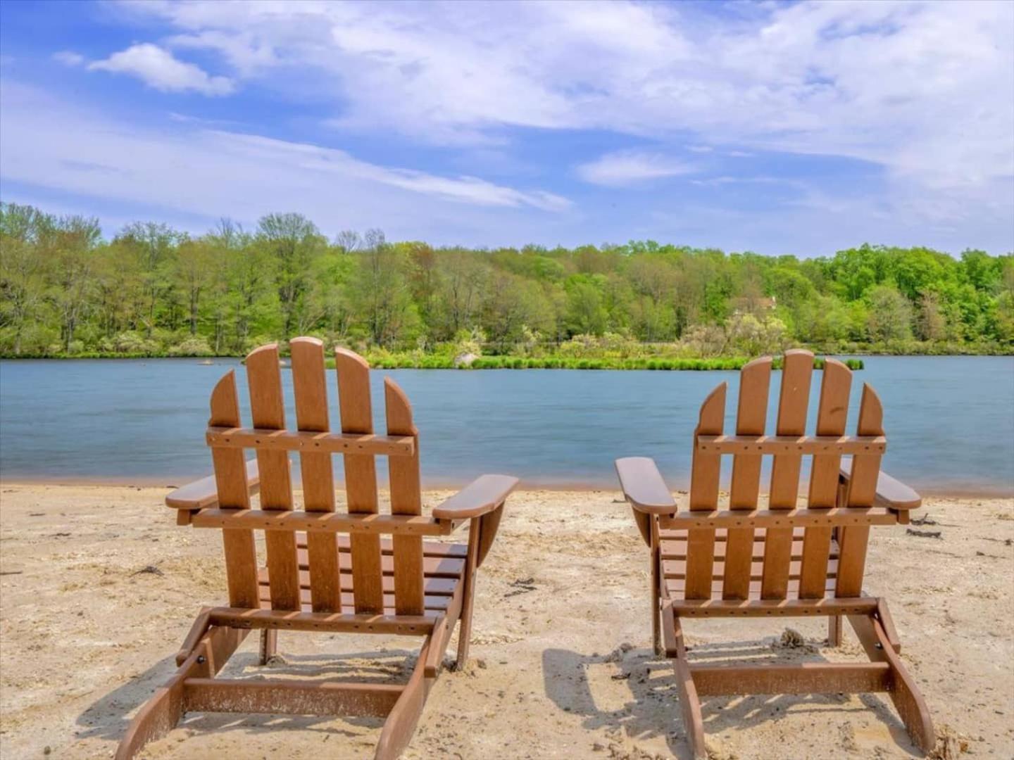Lake, Movie Theater, Hot Tub, Arcade *