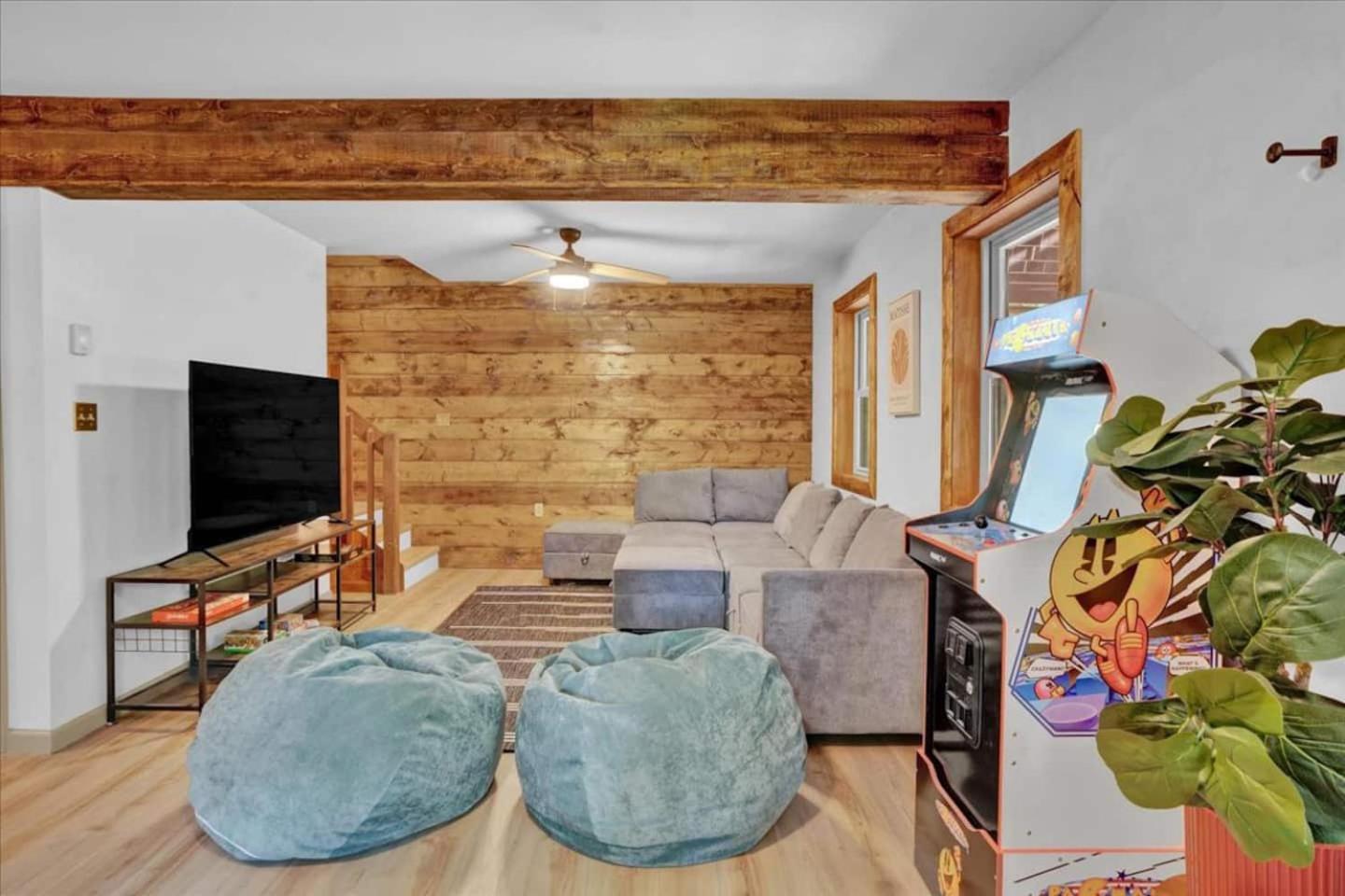 Lake, Movie Theater, Hot Tub, Arcade