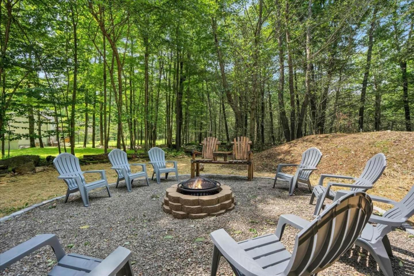 Lake, Movie Theater, Hot Tub, Arcade Chalé