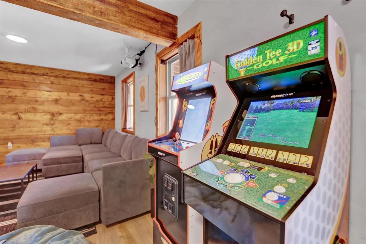 Lake, Movie Theater, Hot Tub, Arcade *